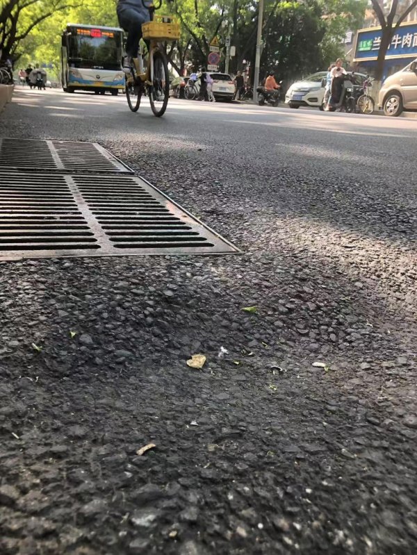 倍悦网 双榆树北路雨箅子旁藏俩坑，请快补上