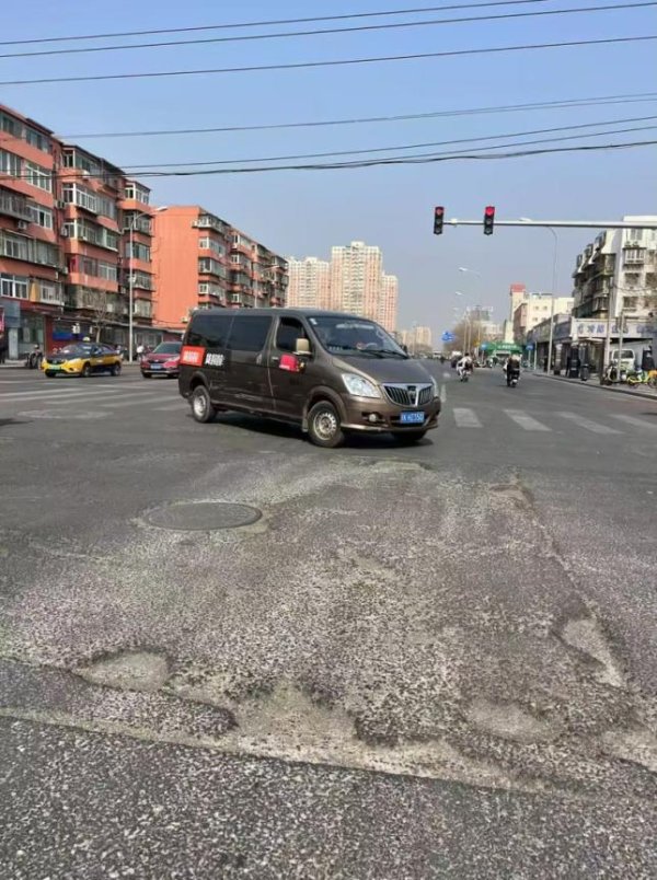 倍悦网 这些路口“补丁”有破损盼大修