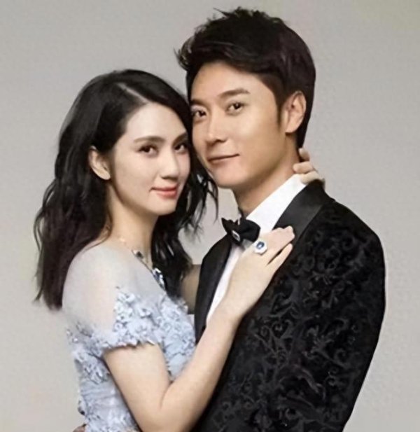 辉煌配资 洪欣张丹峰11岁女儿张晞彤，疑似卷入父母的婚姻大战，这场戏太真实